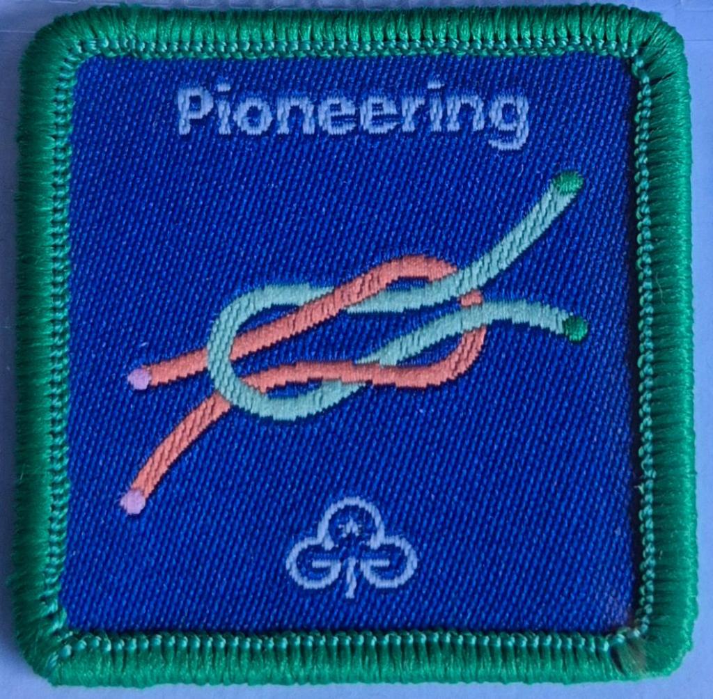 Guide Pioneering badge, green binding.  Reef knot logo.